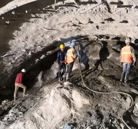 索县隧道拱顶带模注浆料，微膨胀注浆料的特点及施工工艺